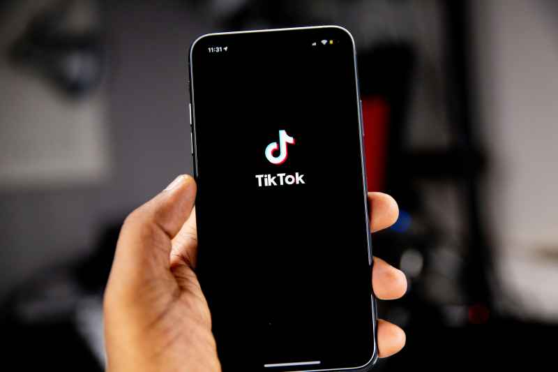 TikTok as the New Employer: Why Gen Z Is Leaving 9-to-5 Jobs Behind